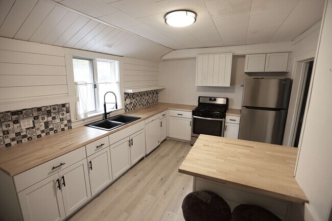 Foto del edificio - 826 Pennoyer Ave