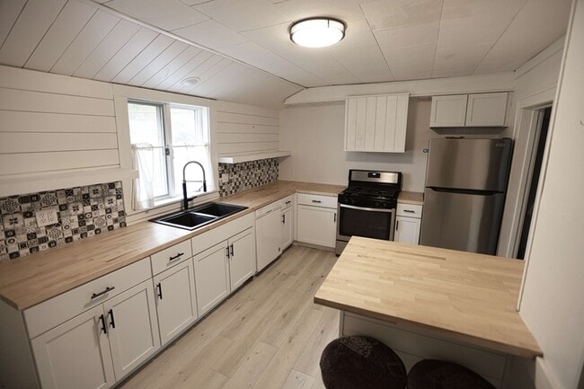 Foto del edificio - 826 Pennoyer Ave