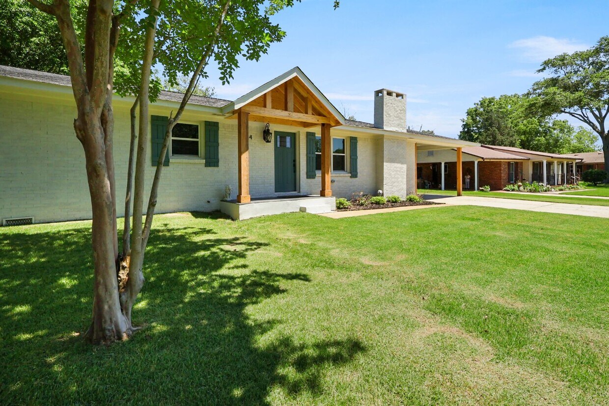 Primary Photo - Holland Court