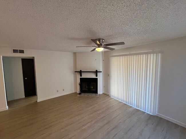 Building Photo - Beautiful 2 Bedrom Unit!