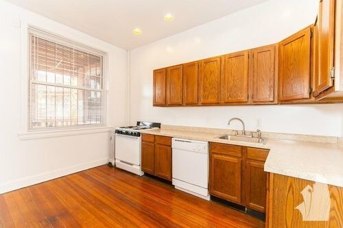 Building Photo - 326 W Dickens Ave