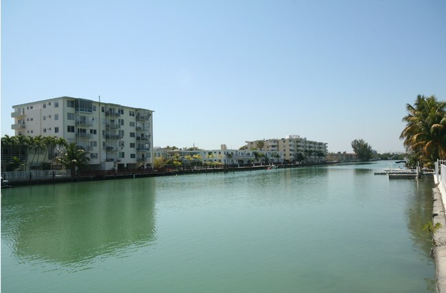 Building Photo - 8035-8045 Crespi Blvd