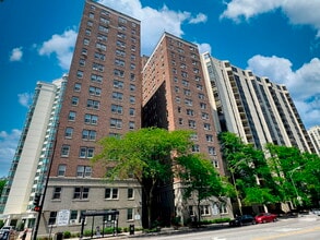 Building Photo - 1100 N La Salle Dr