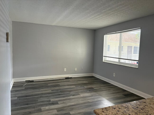 Foto del edificio - 5801 NW 17th Pl