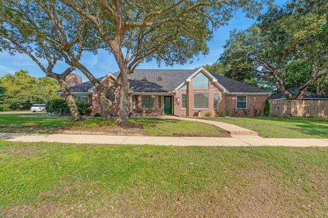 Building Photo - Welcome home to Navarre