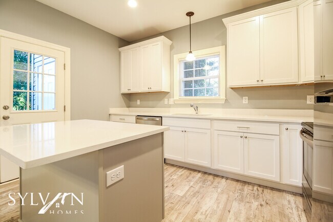 Foto del edificio - This 3BR, 2.5 BA home is ready for new res...