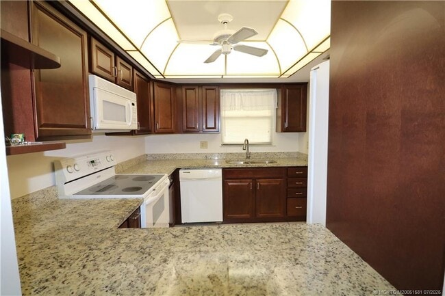 Building Photo - 241 SW South River Dr