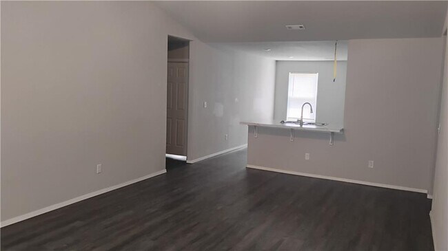 Building Photo - 1701 Forest Dr