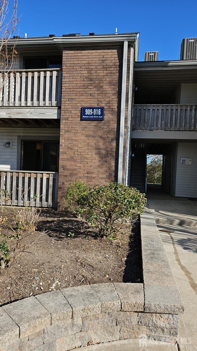 Foto del edificio - 909 Ravens Crest Dr