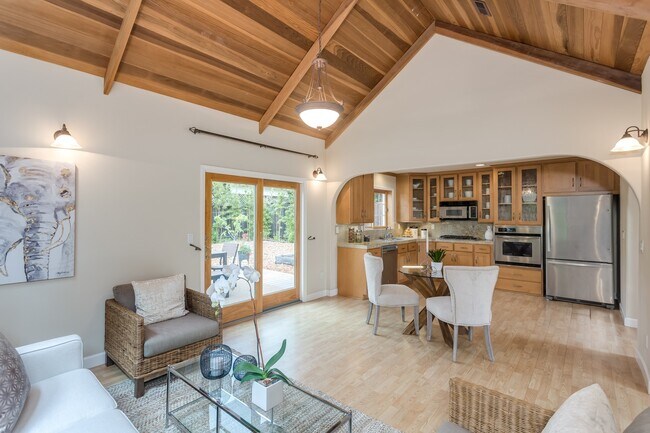 Building Photo - Beautifully Remodeled Cottage In great Los...