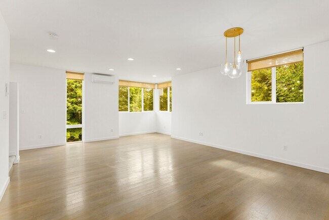 Building Photo - 3 Bedroom 2 Bath Newer Magnolia Townhouse