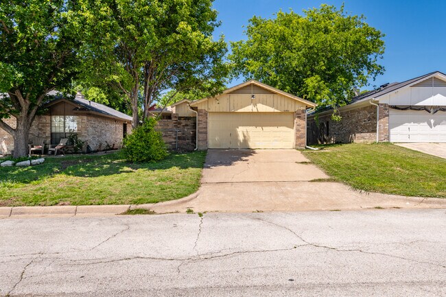 Building Photo - 10706 Lone Pine Ln