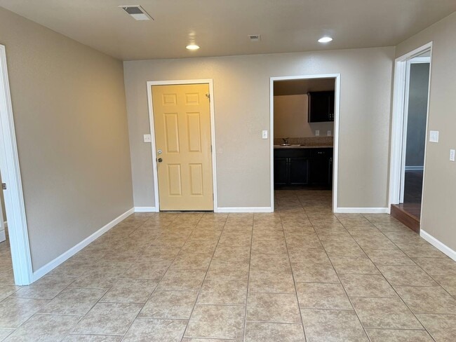 Building Photo - 509 N Valencia Blvd