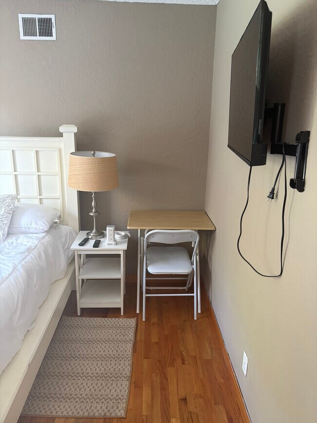 Foto del edificio - 1355 Elmwood St