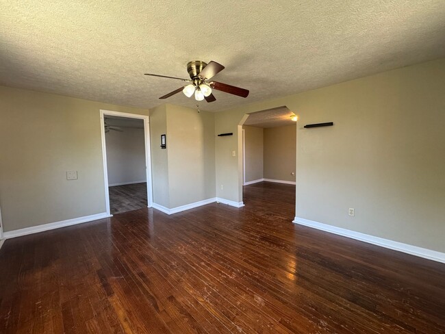 Foto del edificio - Cozy 2 Bedroom 1 Bathroom Home Nestled in ...