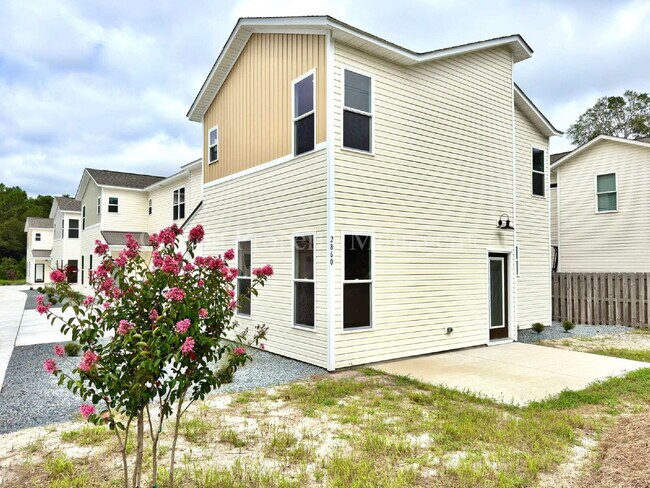 Foto del edificio - Gorgeous 3BR/2.5BA townhouse - $2,200/mont...
