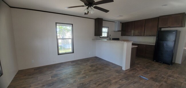 Foto del edificio - 11700 E Waterman St