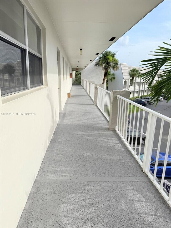 Foto del edificio - 8590 Sunrise Lakes Blvd