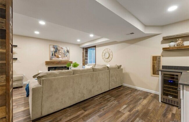 Foto del edificio - 5555 E Briarwood Ave