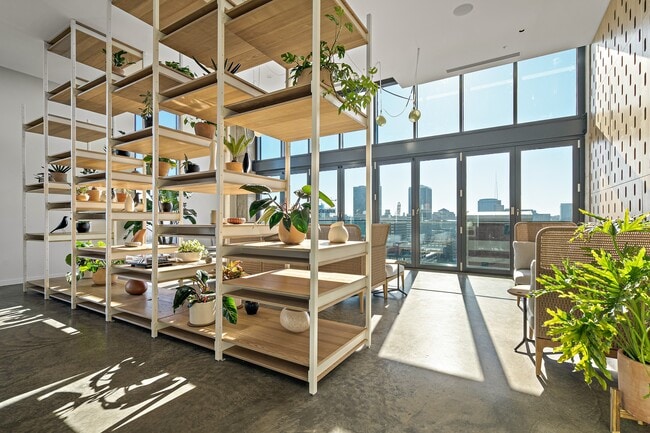 Building Photo - Reverb