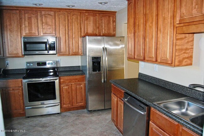 Building Photo - 3 Bedroom 1 full and 2 half bath Townhouse