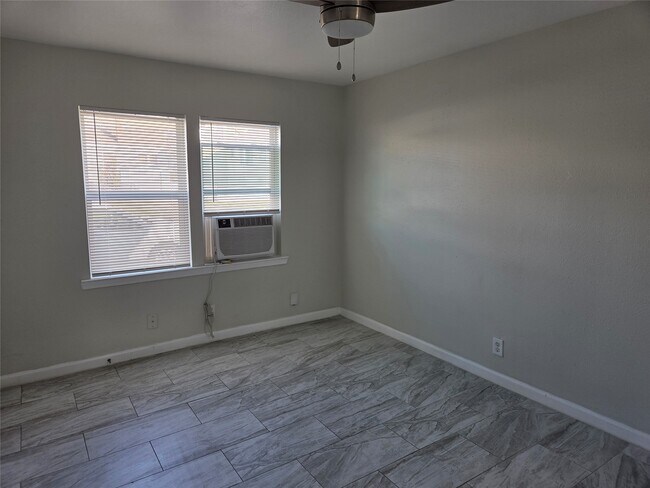 Building Photo - 619 13th St