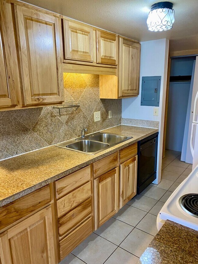 Foto del edificio - Available for 2026-2027 Pre-Leasing! 3 Bed...