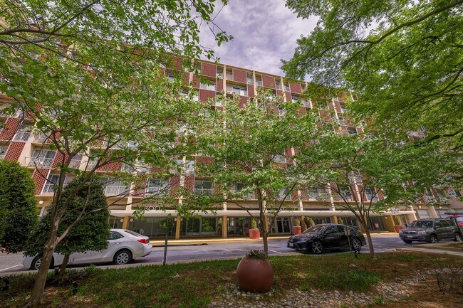 Building Photo - Modern One-Bedroom Move-In Ready Waterfront Living in SW DC