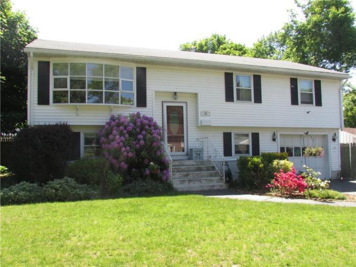 3 bedroom in Barrington RI 02806 Apartment for Rent in Barrington, RI