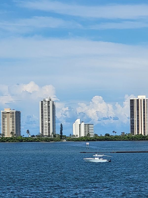 Foto del edificio - 100 Shore Ct