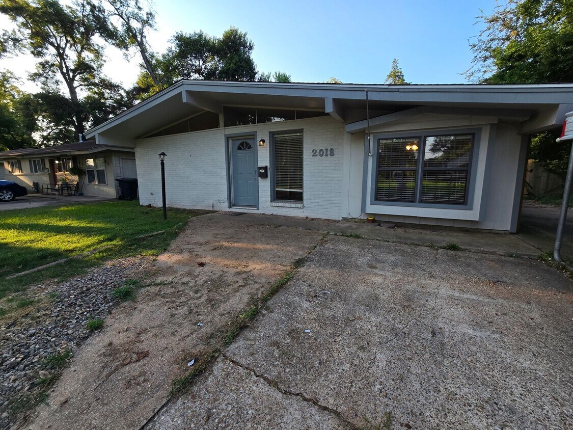 Primary Photo - 3 bedroom 1.5 bathroom--Shady Grove Neighb...