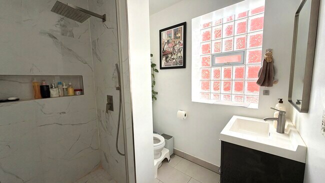 Baño bellamente remodelado - 1032 W 31st Pl