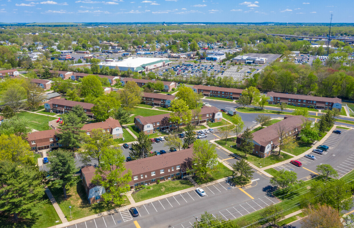 Primary Photo - Foxwood Manor Apartments