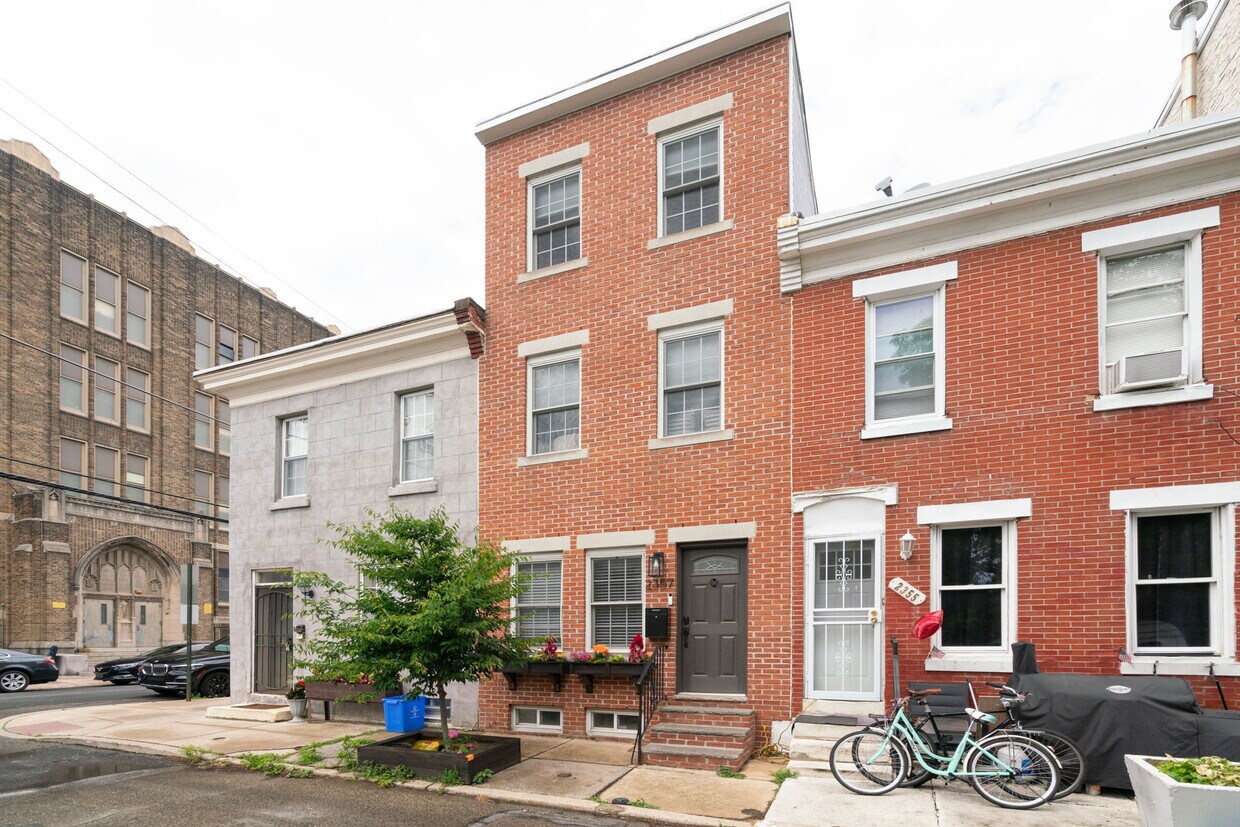 Foto principal - 2357 Montrose St