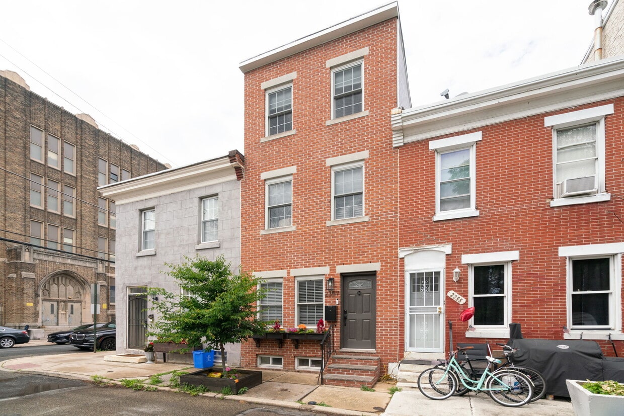 Primary Photo - 2357 Montrose St