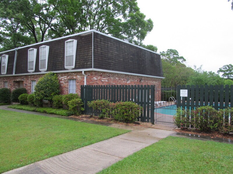 Primary Photo - 1755 College Dr