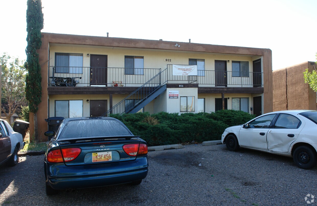 Building Photo - 932 Chelwood Park NE