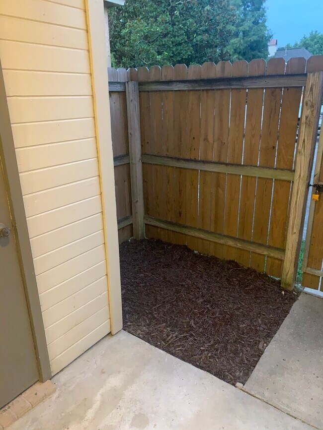 Foto del edificio - 5233 Butter Creek Ln