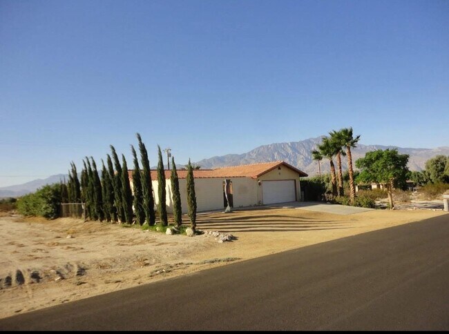 Building Photo - 2 Bedroom Single Family Home in Desert Hot...