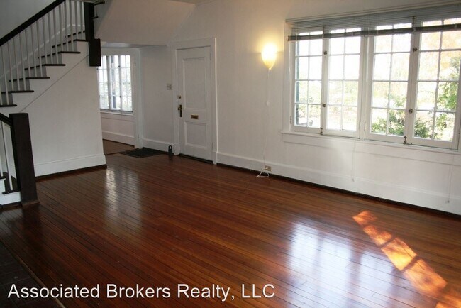 Building Photo - 4 br, 2.5 bath House - 106 Oakhurst Circle