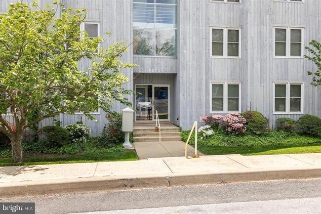 Building Photo - 5213 Le Parc Dr