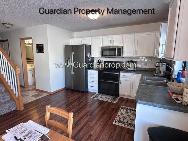 Foto del edificio - Lakeville End Unit Town Home, 2 Car Garage, Loft, W/D, Walkout Patio