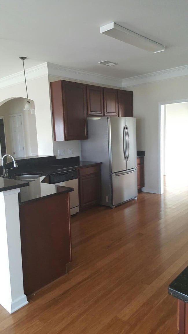 Building Photo - 131 Rossmore Dr