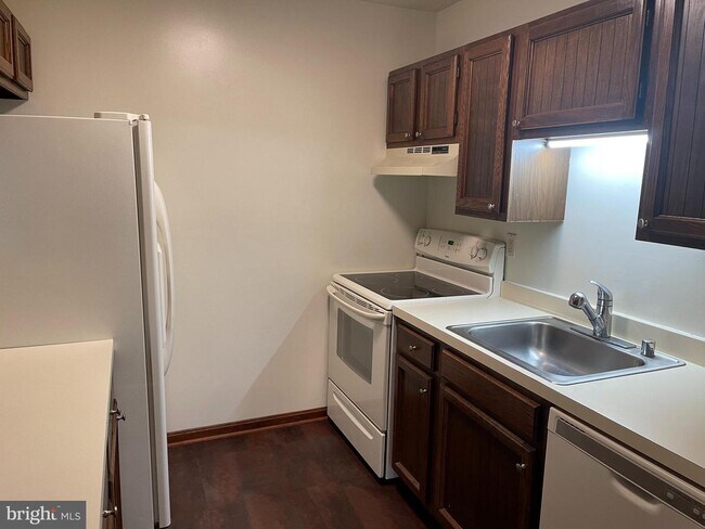 Building Photo - 44759 Woodlake Ct