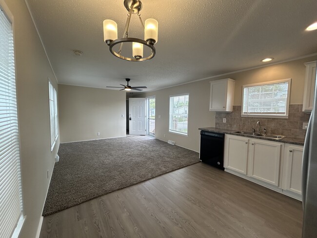 Building Photo - 2341 Oakgrove Dr