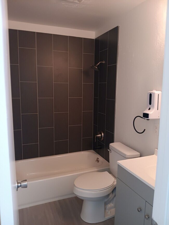 Foto del edificio - RENOVATED 2BD/1BA READY TO RENT!