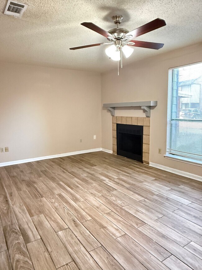 Building Photo - 155 Marilyn Dr