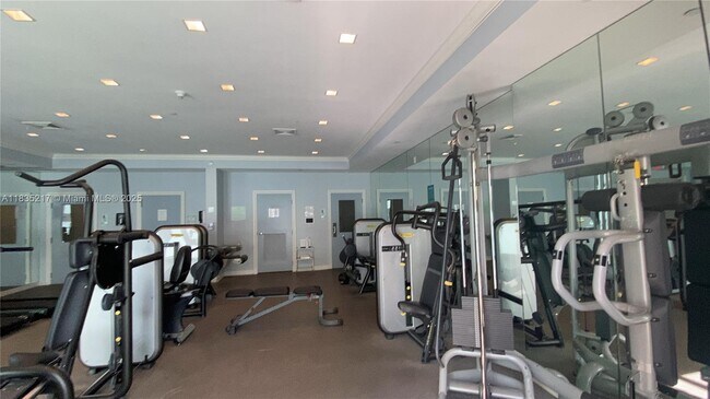 Foto del edificio - 150 Sunny Isles Blvd