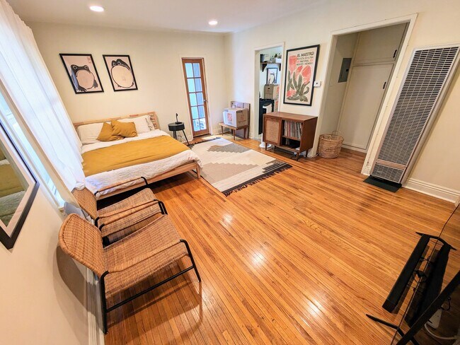 Building Photo - 10985 Culver Blvd