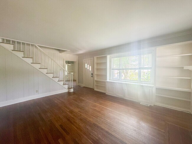 Foto del edificio - Spacious 4BR/2BA Two-Story Home with Basement, Hardwood Floors & Pet-Friendly Living